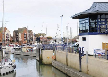 Eastbournesovmarina22112015 0659 NW News Block