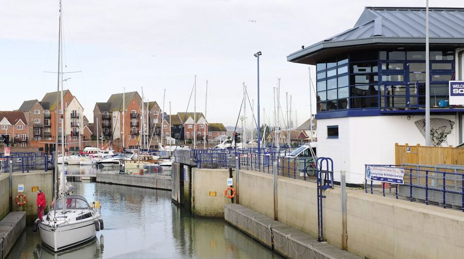 Eastbournesovmarina22112015 0659 NW News Block