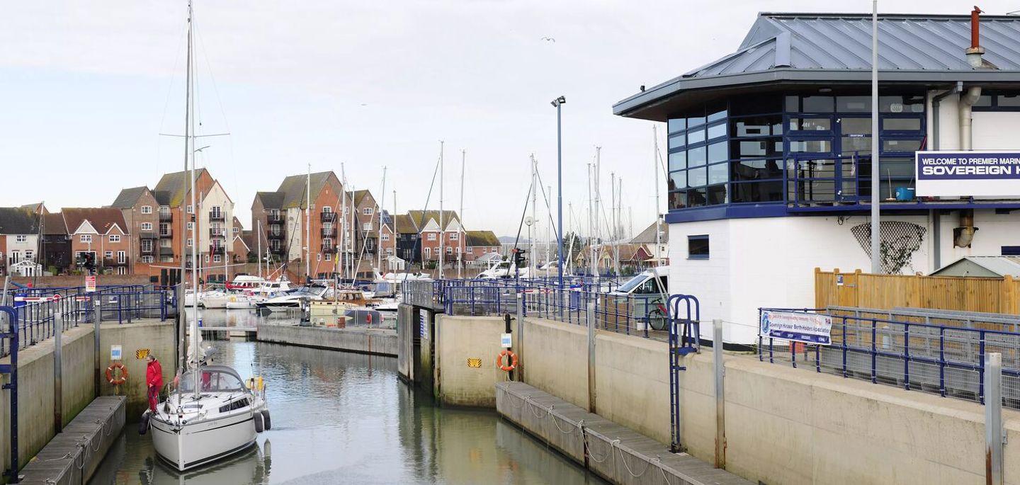 Eastbournesovmarina22112015 0659 NW News Block