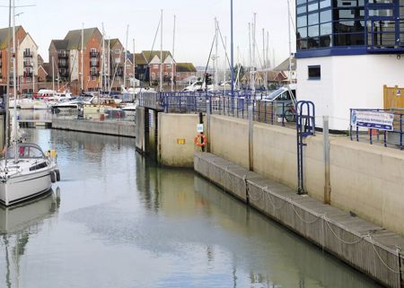 Eastbournesovmarina22112015 0659 NW News Block (1)