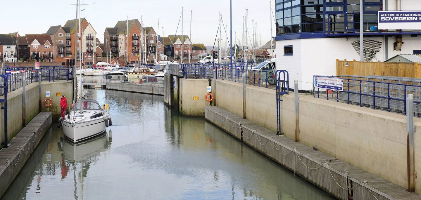 Eastbournesovmarina22112015 0659 NW News Block (1)